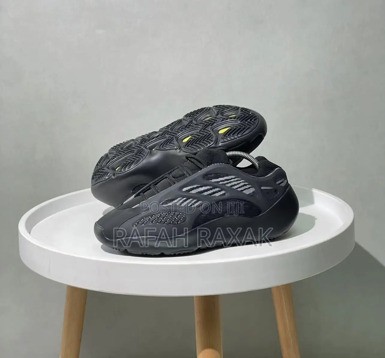 Original Adidas Yeezy 700 V3 Sneakers