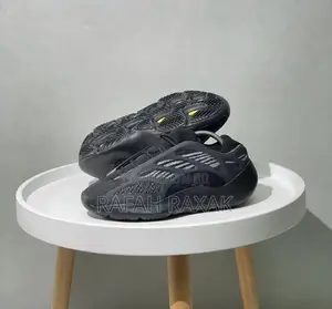 Original Adidas Yeezy 700 V3 Sneakers