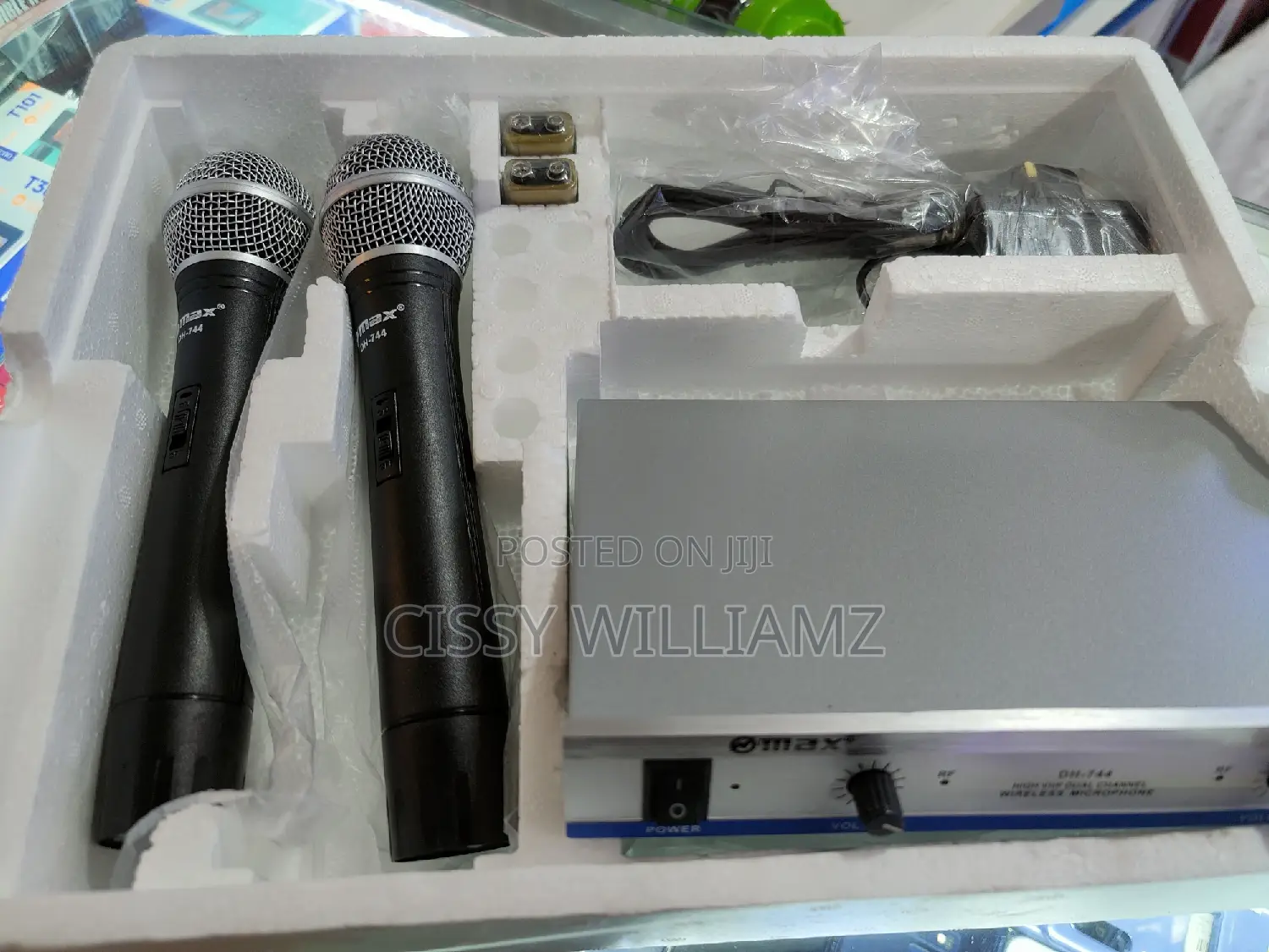 Max UHF Wireless Microphone/Professional Wireless Microphone
