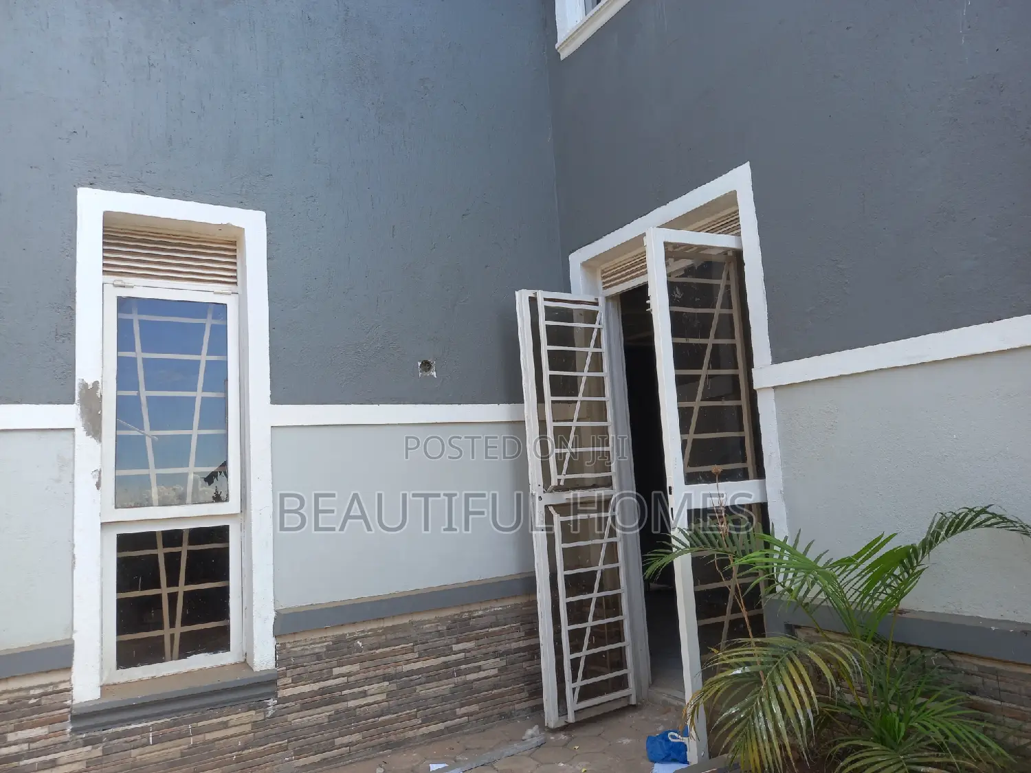 Furnished 4bdrm Duplex in Kira for sale
