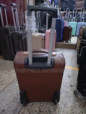 Classic Leather Suitcase (Medium Size)