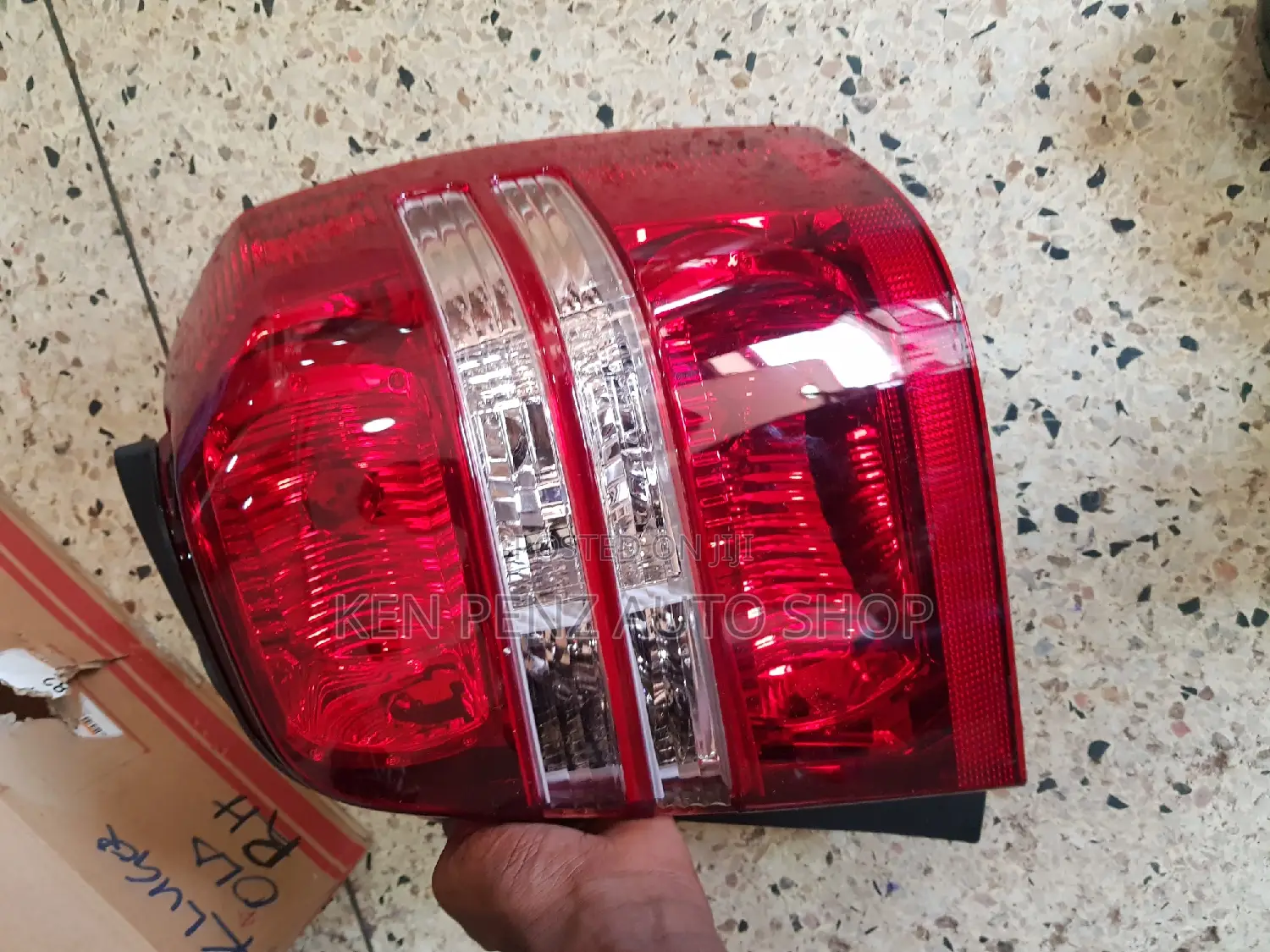 Toyota Kluger Taillamp 2001 - 2003 ( With Sockets)