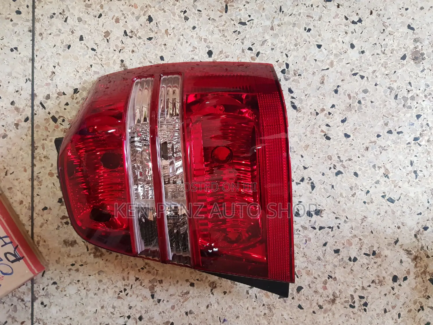 Toyota Kluger Taillamp 2001 - 2003 ( With Sockets)
