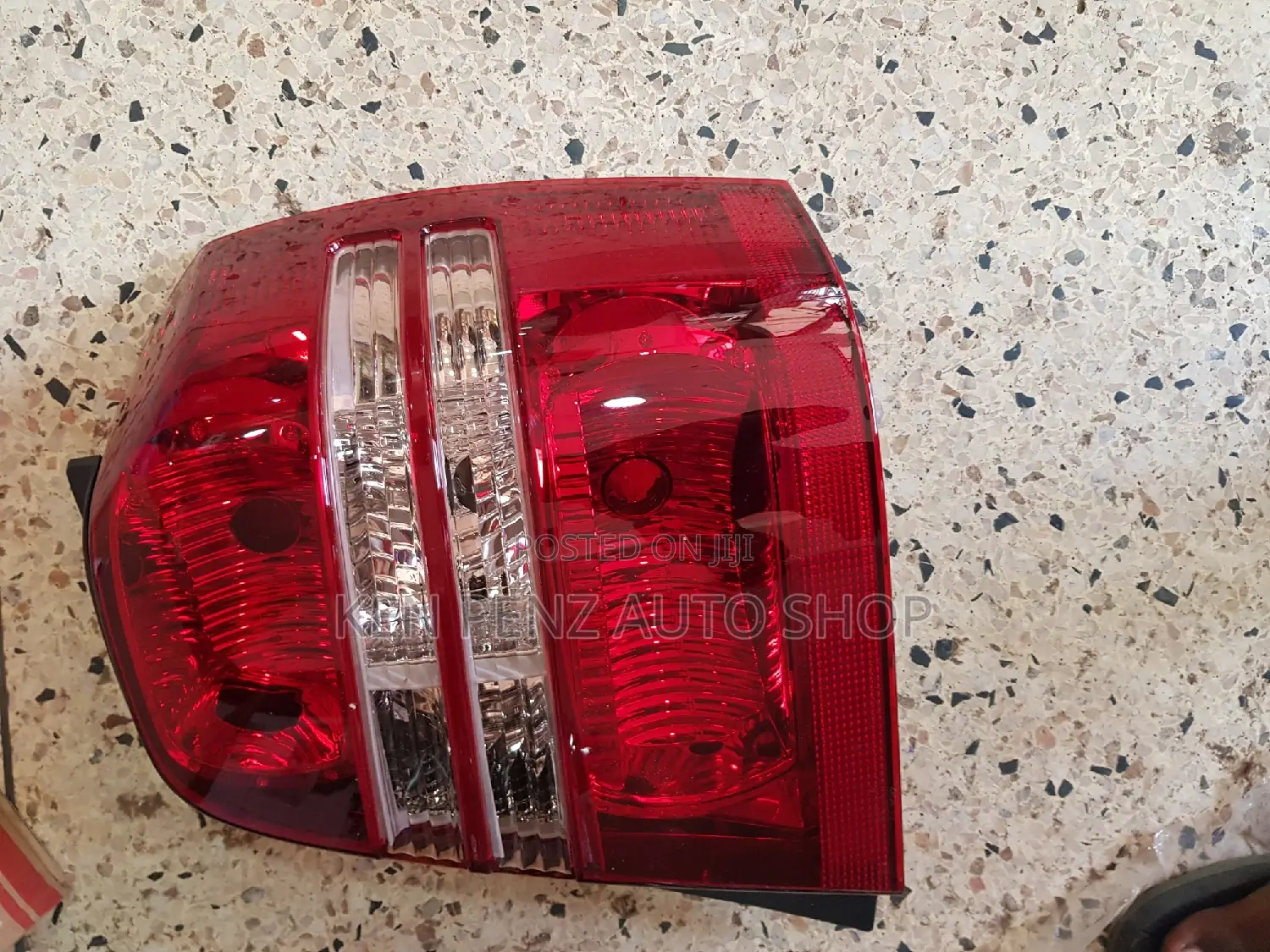 Toyota Kluger Taillamp 2001 - 2003 ( With Sockets)