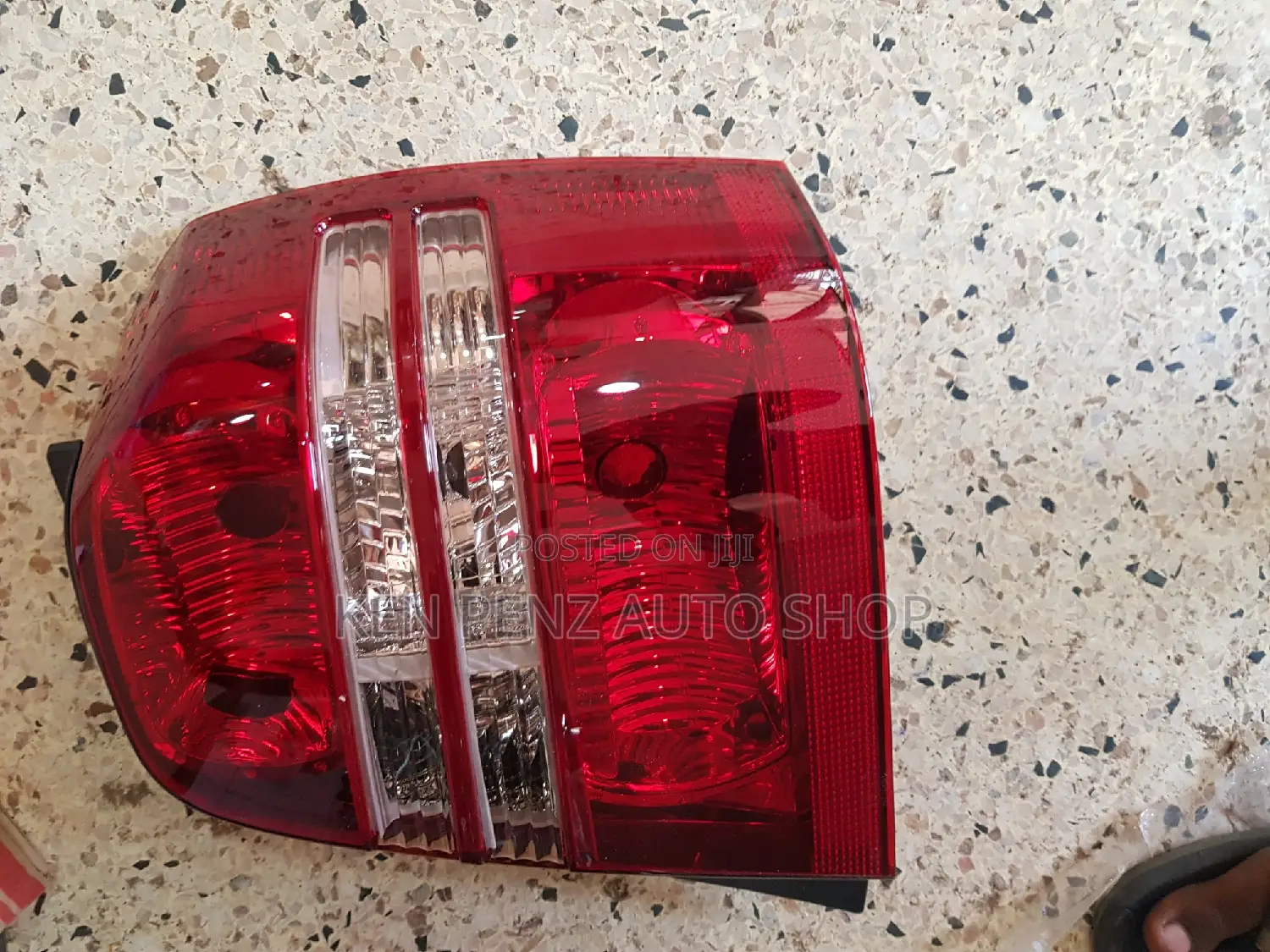 Toyota Kluger Taillamp 2001 - 2003 ( With Sockets)