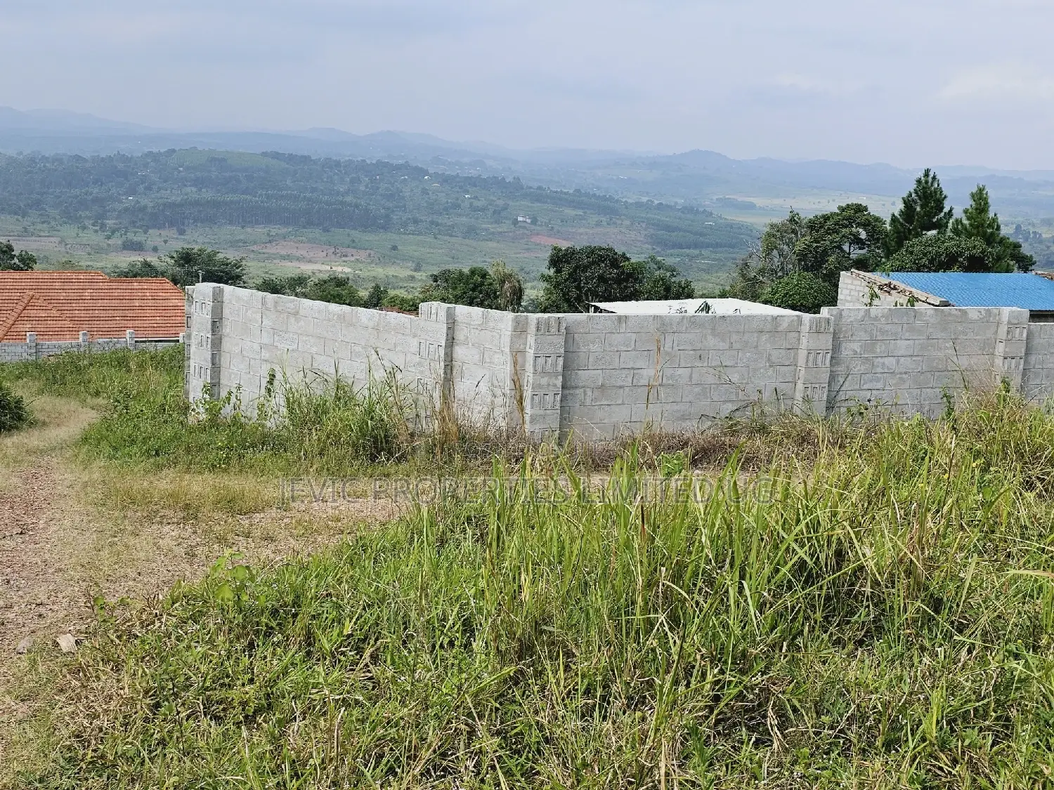 Am Selling This Land at - Wakiso Kakiri -Hoima Rd Urgently