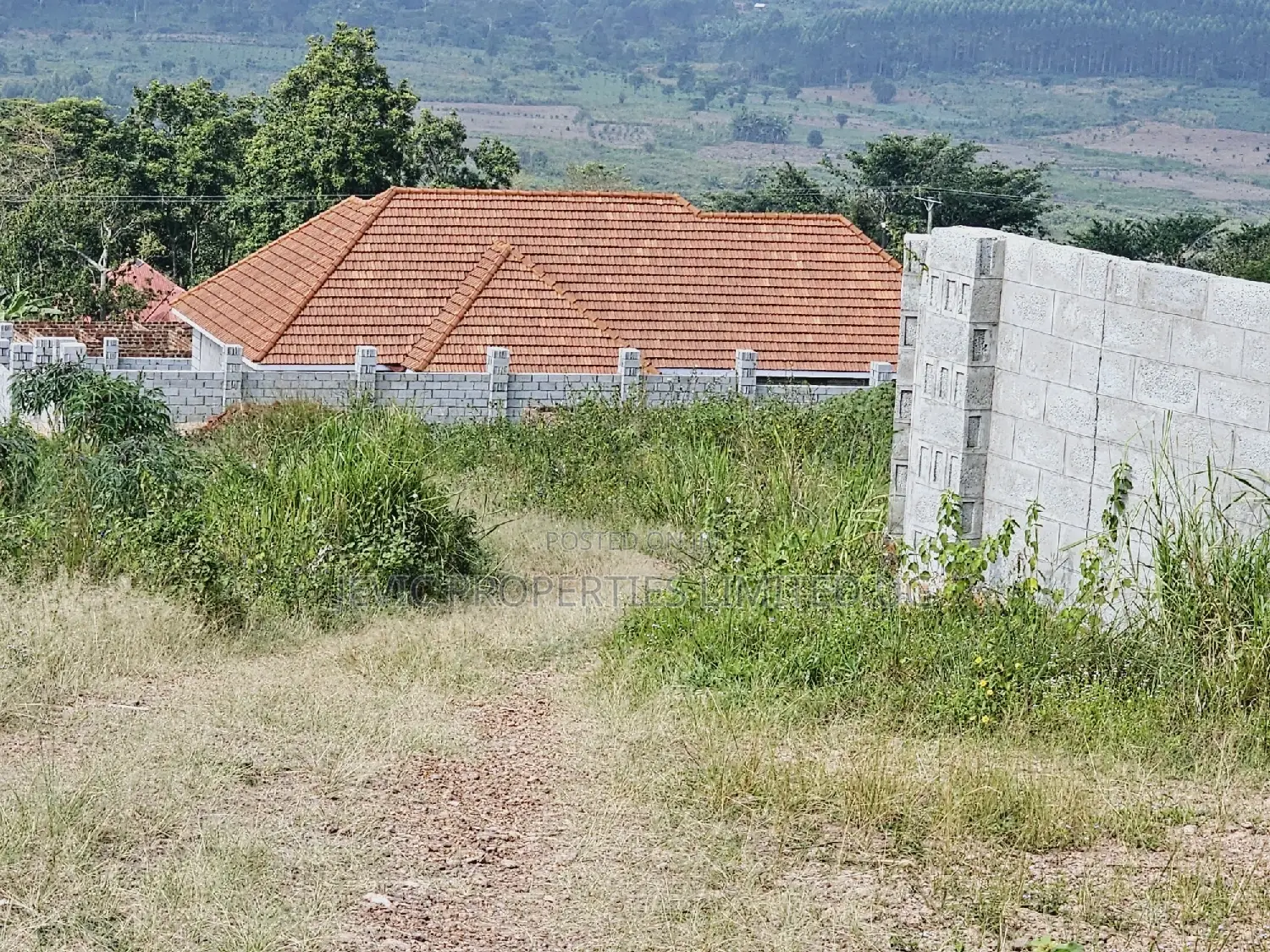 Am Selling This Land at - Wakiso Kakiri -Hoima Rd Urgently