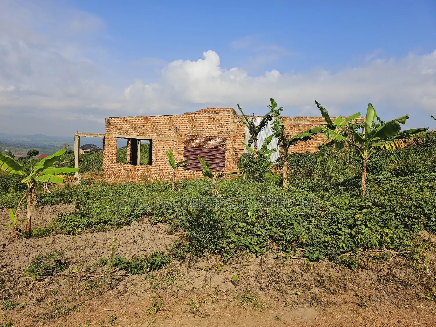 Am Selling This Land at - Wakiso Kakiri -Hoima Rd Urgently