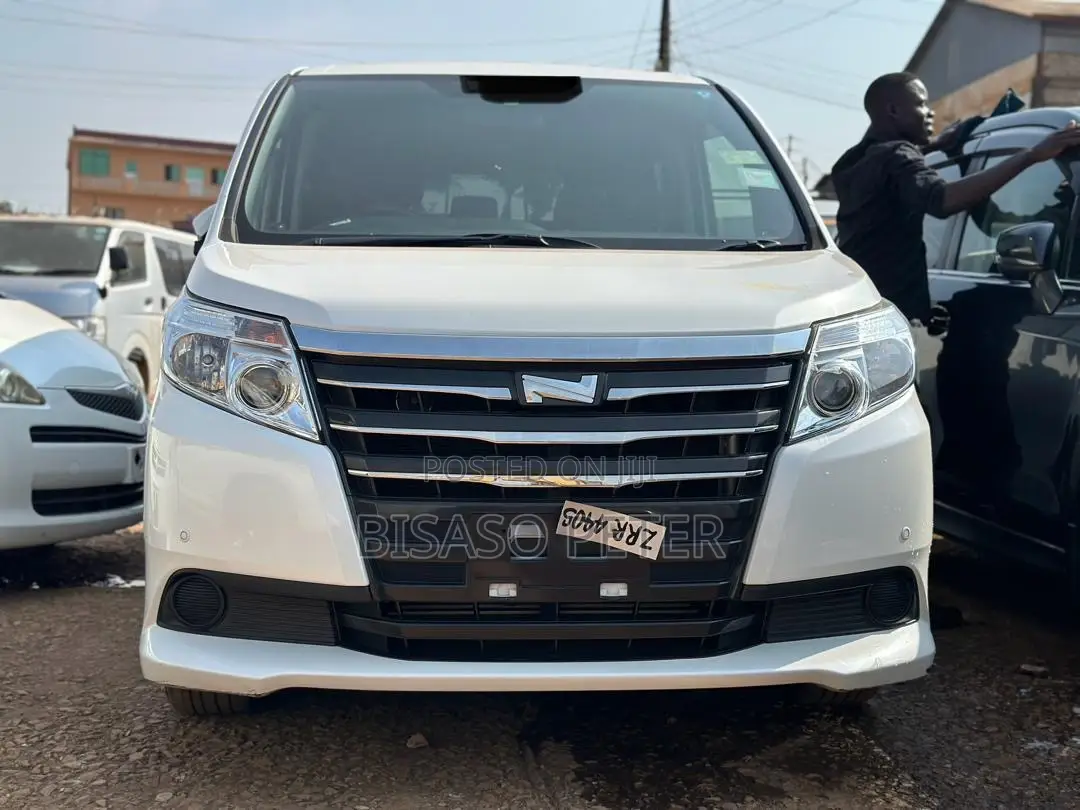 Toyota Noah 2.0 AWD (8 Seater) 2015 White