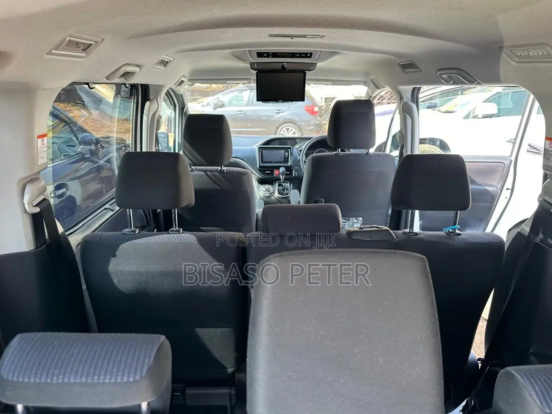 Toyota Noah 2.0 AWD (8 Seater) 2015 White