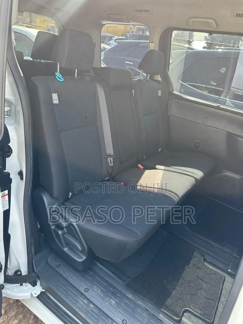 Toyota Noah 2.0 AWD (8 Seater) 2015 White