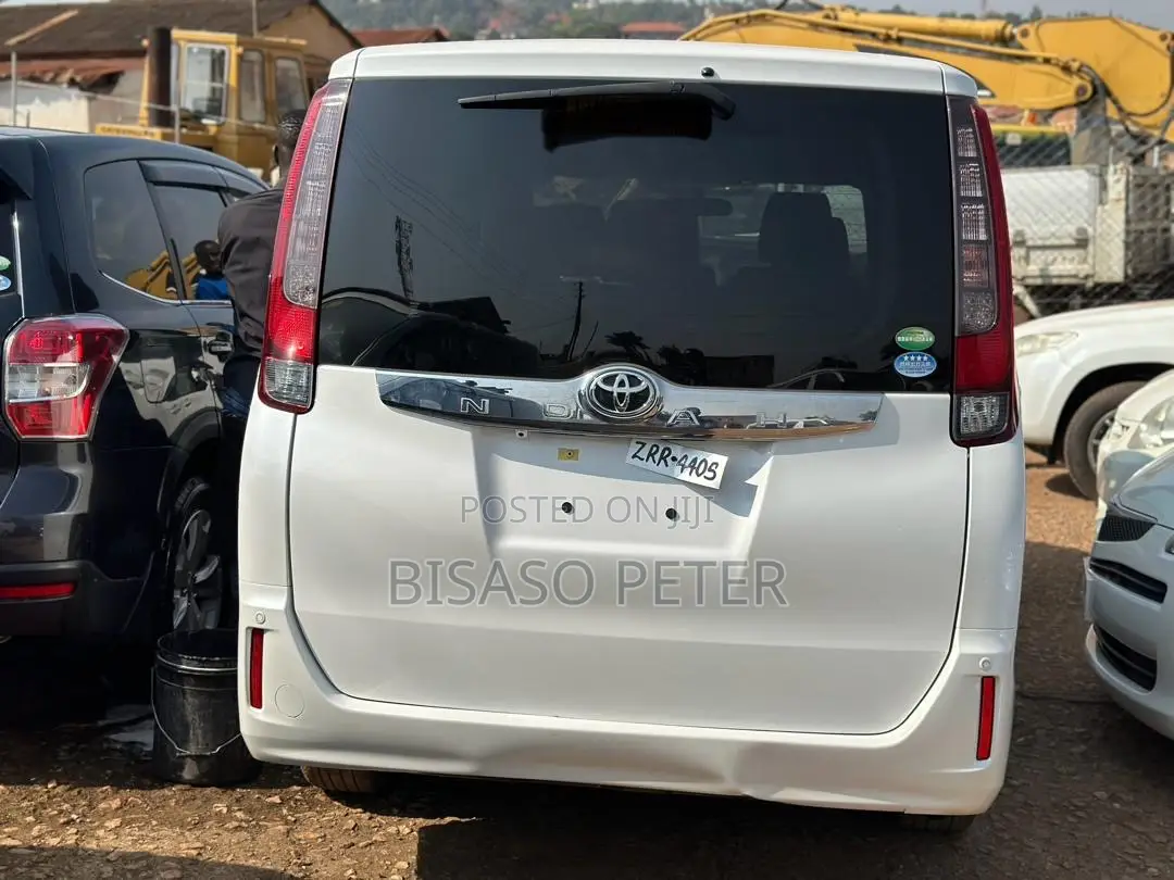 Toyota Noah 2.0 AWD (8 Seater) 2015 White