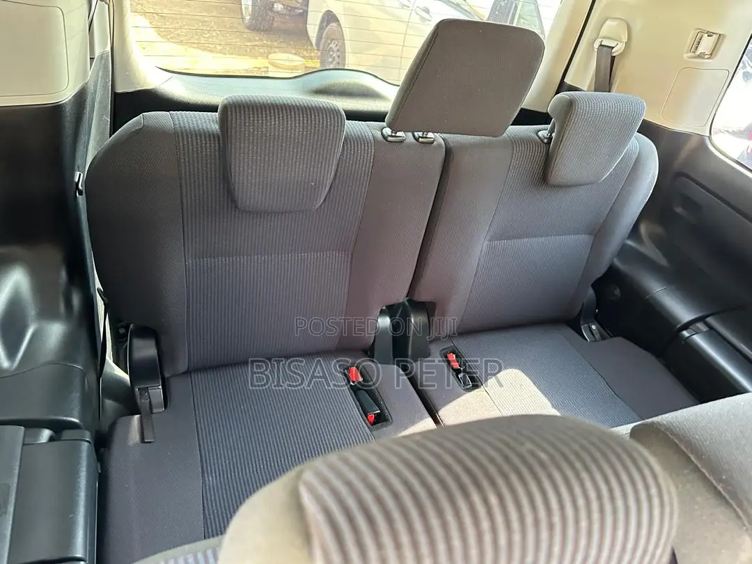 Toyota Noah 2.0 AWD (8 Seater) 2015 White