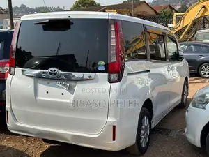 Toyota Noah 2.0 AWD (8 Seater) 2015 White