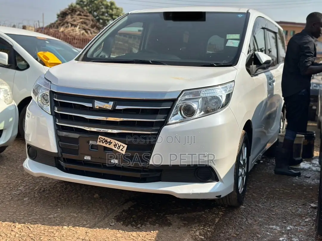 Toyota Noah 2.0 AWD (8 Seater) 2015 White