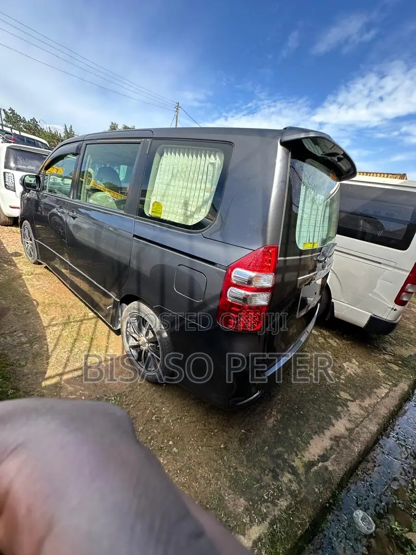 Toyota Noah 2.0 158hp AWD (8 Seater) 2011 Gray