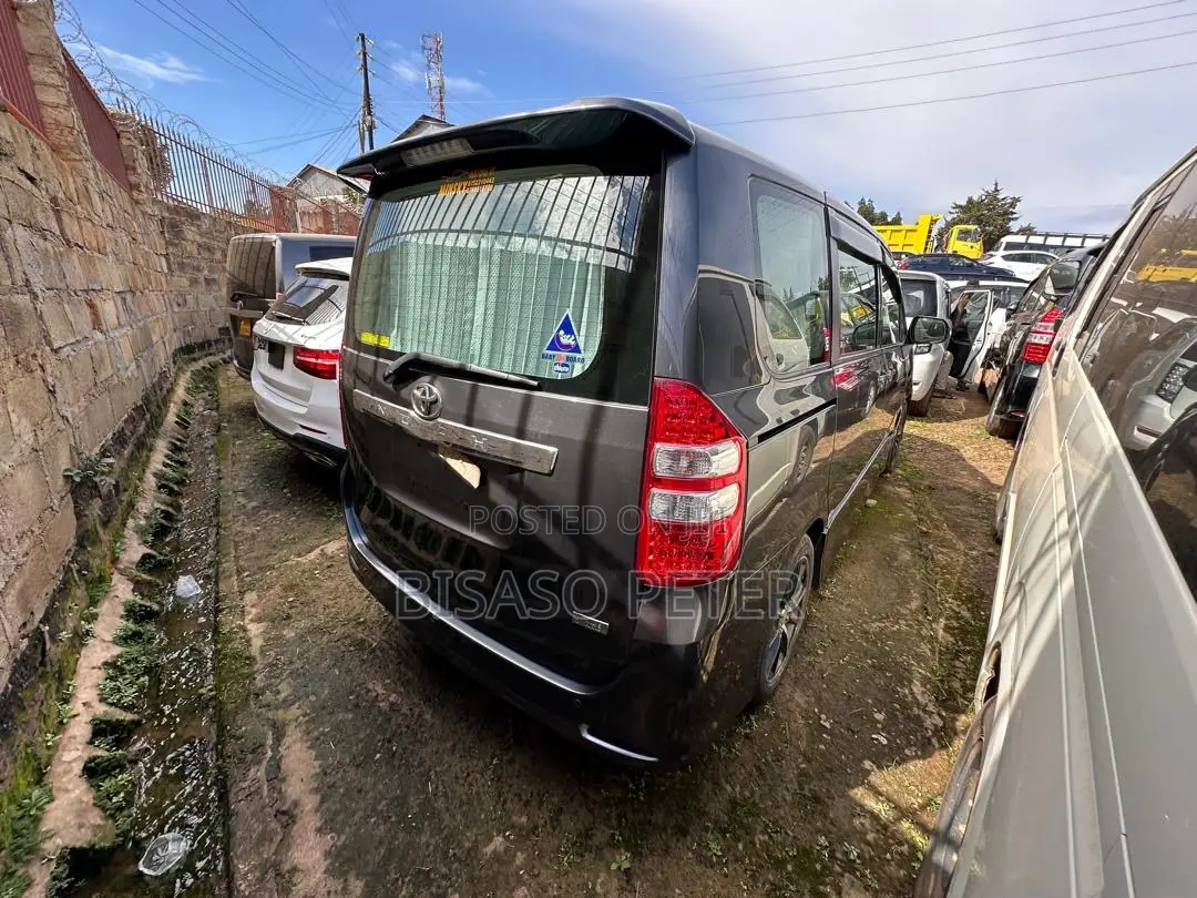 Toyota Noah 2.0 158hp AWD (8 Seater) 2011 Gray