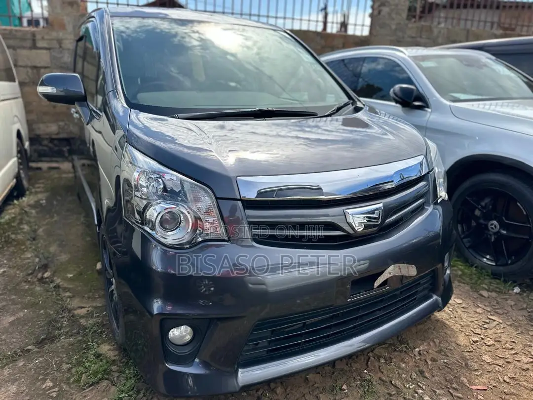 Toyota Noah 2.0 158hp AWD (8 Seater) 2011 Gray