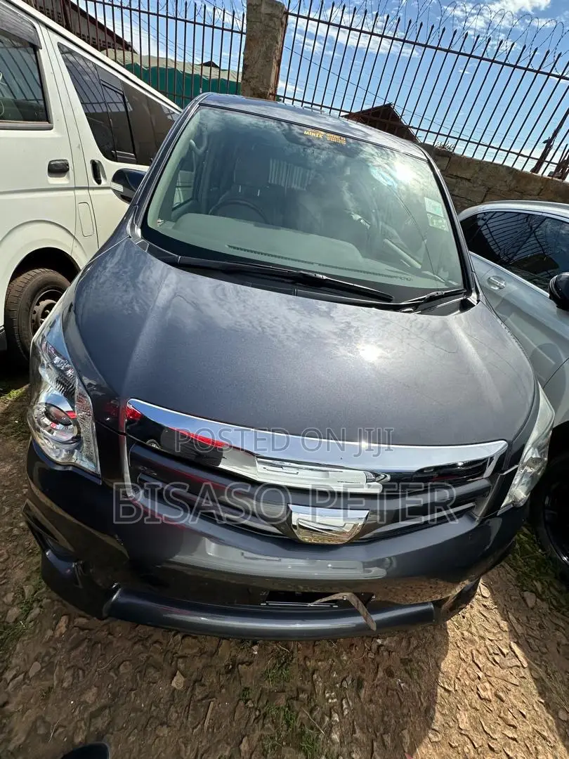 Toyota Noah 2.0 158hp AWD (8 Seater) 2011 Gray