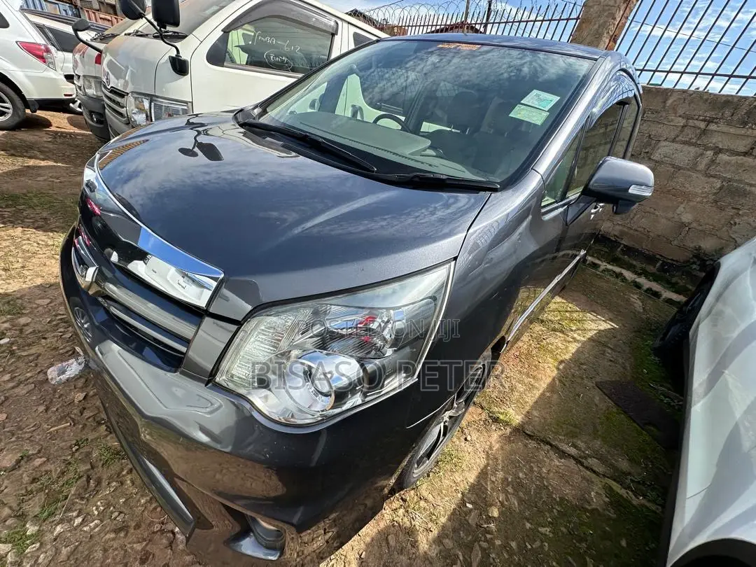 Toyota Noah 2.0 158hp AWD (8 Seater) 2011 Gray
