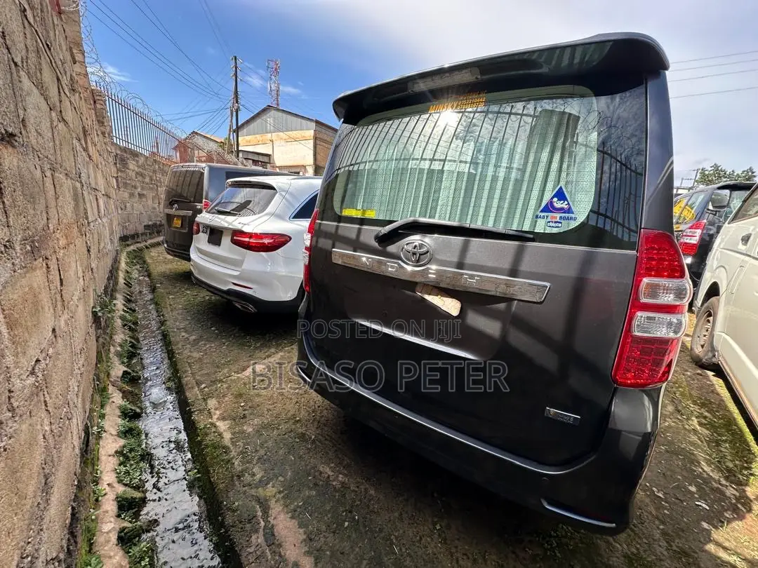 Toyota Noah 2.0 158hp AWD (8 Seater) 2011 Gray