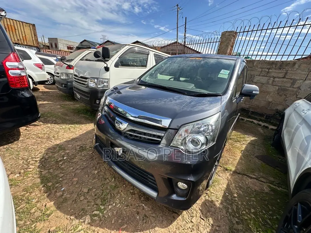 Toyota Noah 2.0 158hp AWD (8 Seater) 2011 Gray
