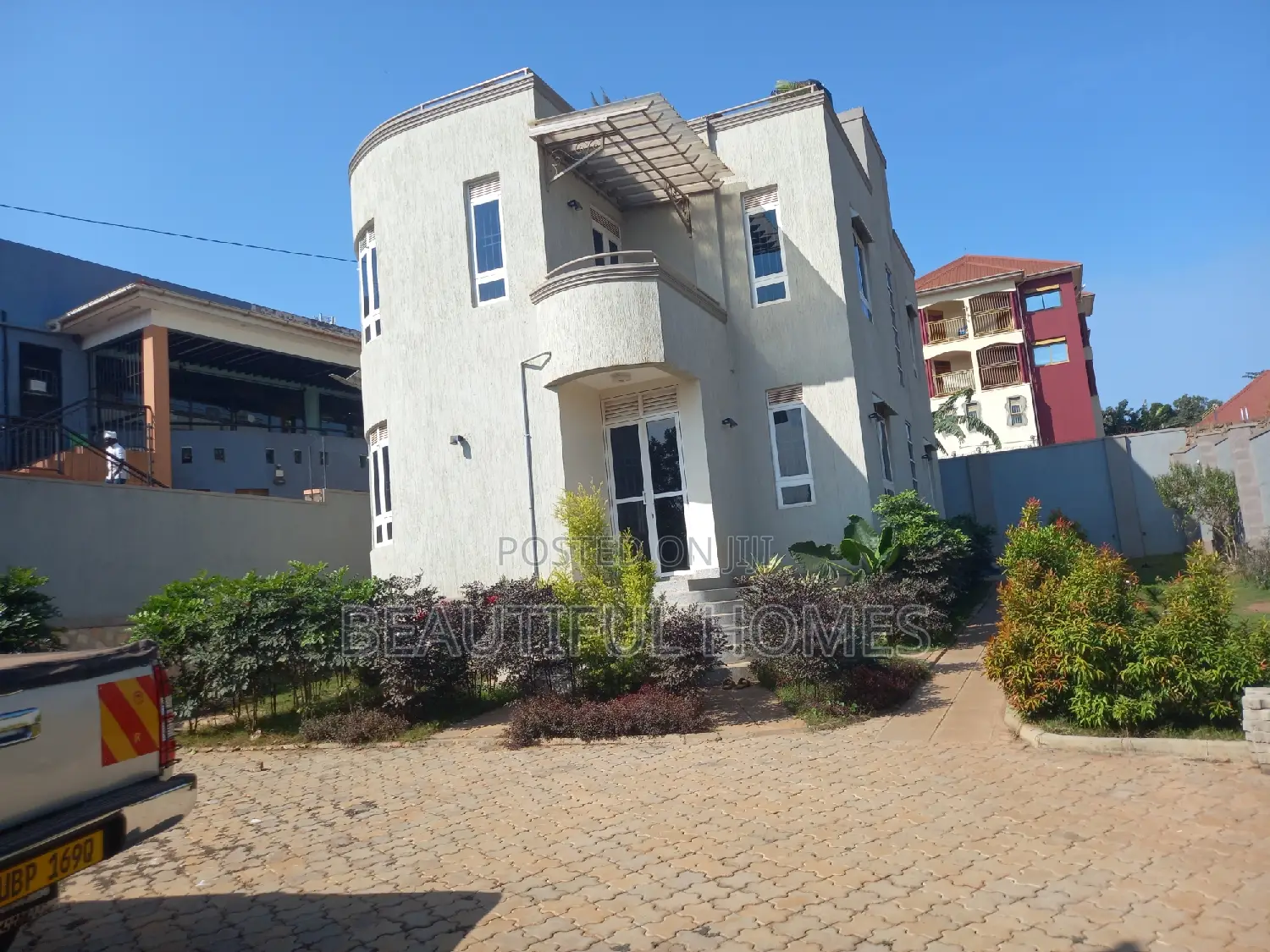 Furnished 4bdrm Duplex in Kira for sale