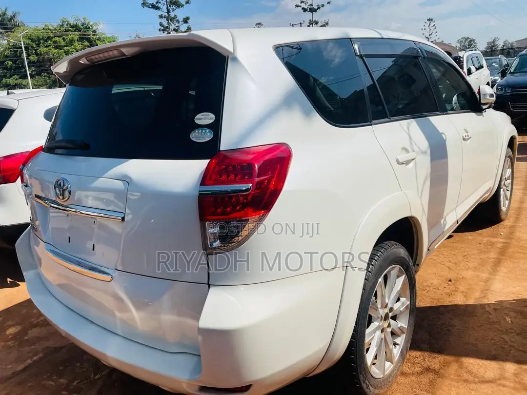 Toyota Vanguard 2013 White