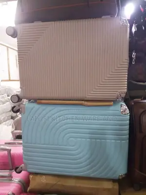 Photo - 1piece of Plastic Medium Size Travel Suiet Case