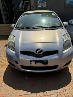 Photo - Toyota Vitz 2011 Beige