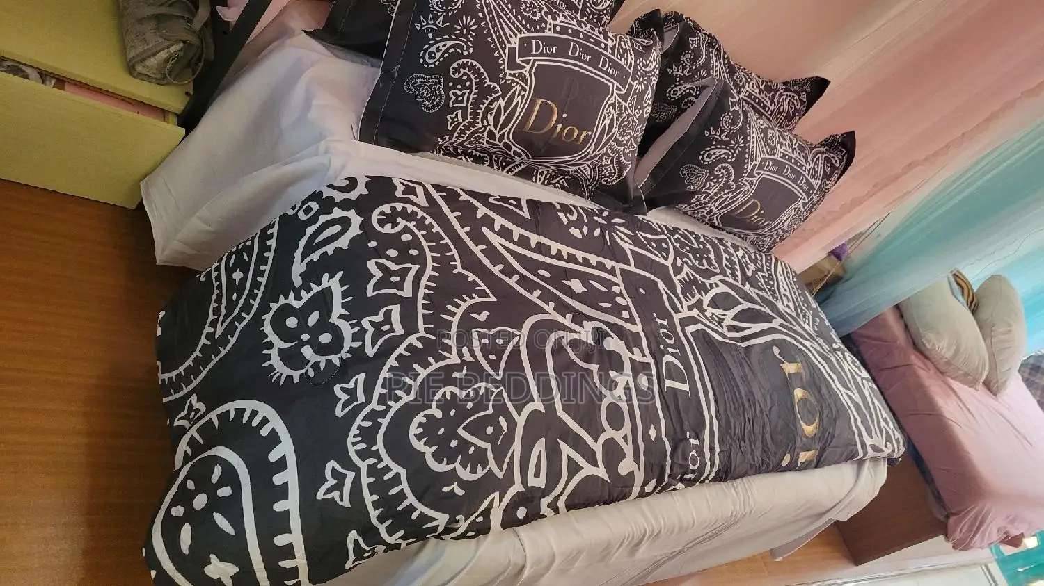 Dior Quality Bedcover With 4 Pillow Cases