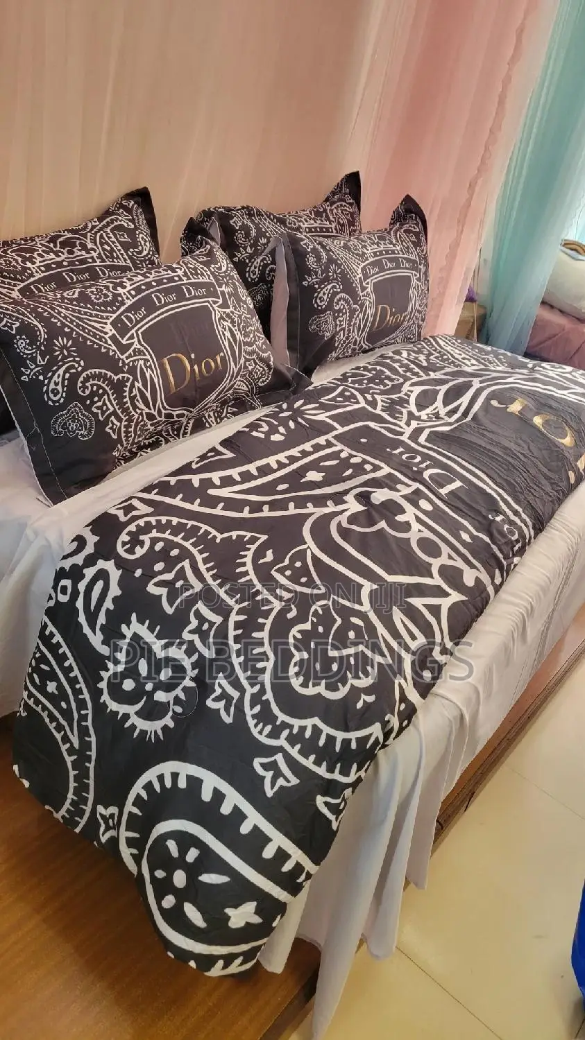 Dior Quality Bedcover With 4 Pillow Cases