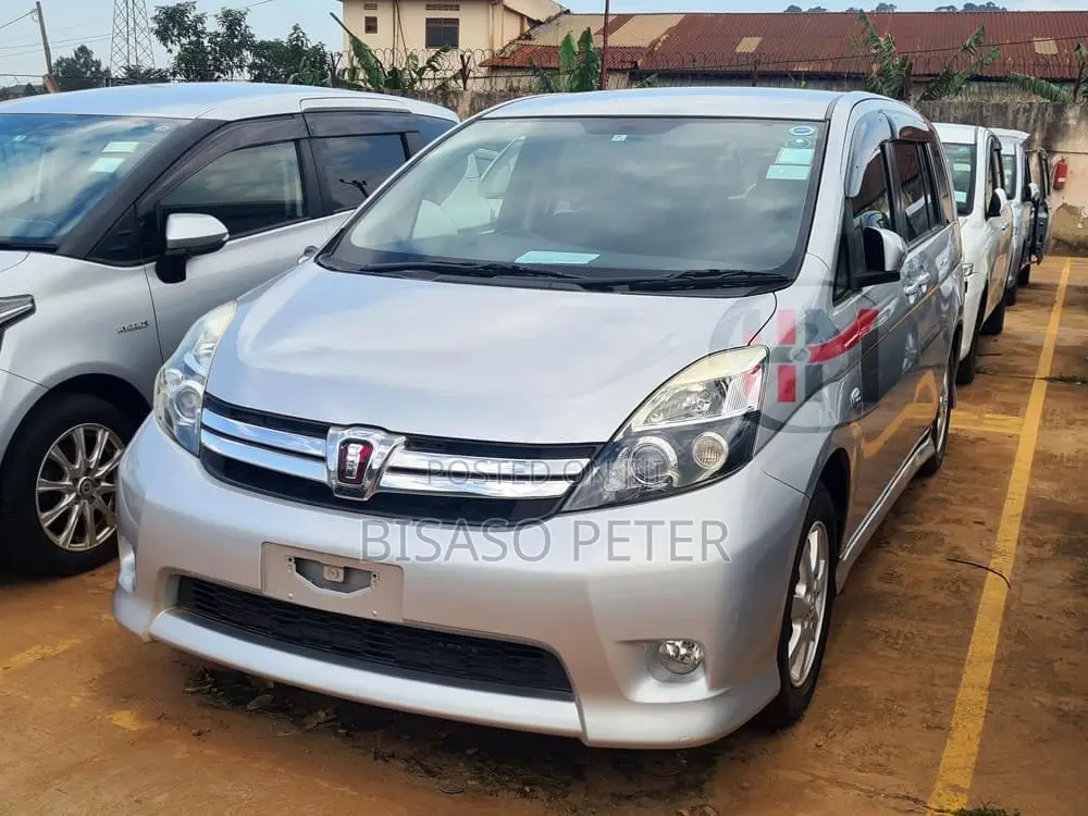 Toyota ISIS 1.8 L 2WD 2014 Silver