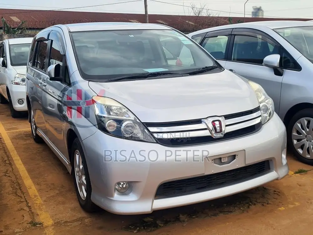 Toyota ISIS 1.8 L 2WD 2014 Silver