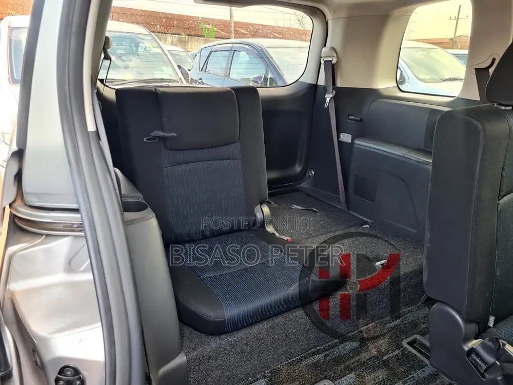 Toyota ISIS 1.8 L 2WD 2014 Silver