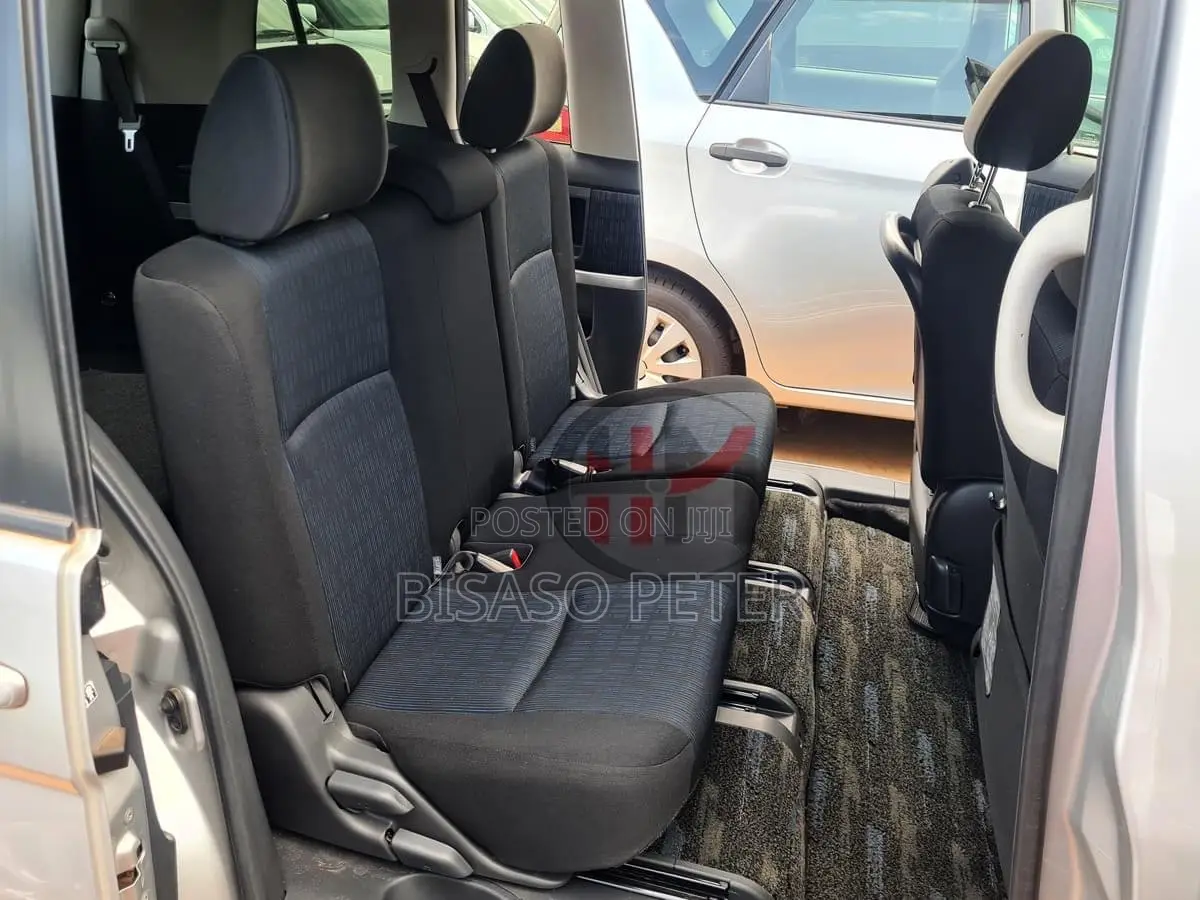 Toyota ISIS 1.8 L 2WD 2014 Silver