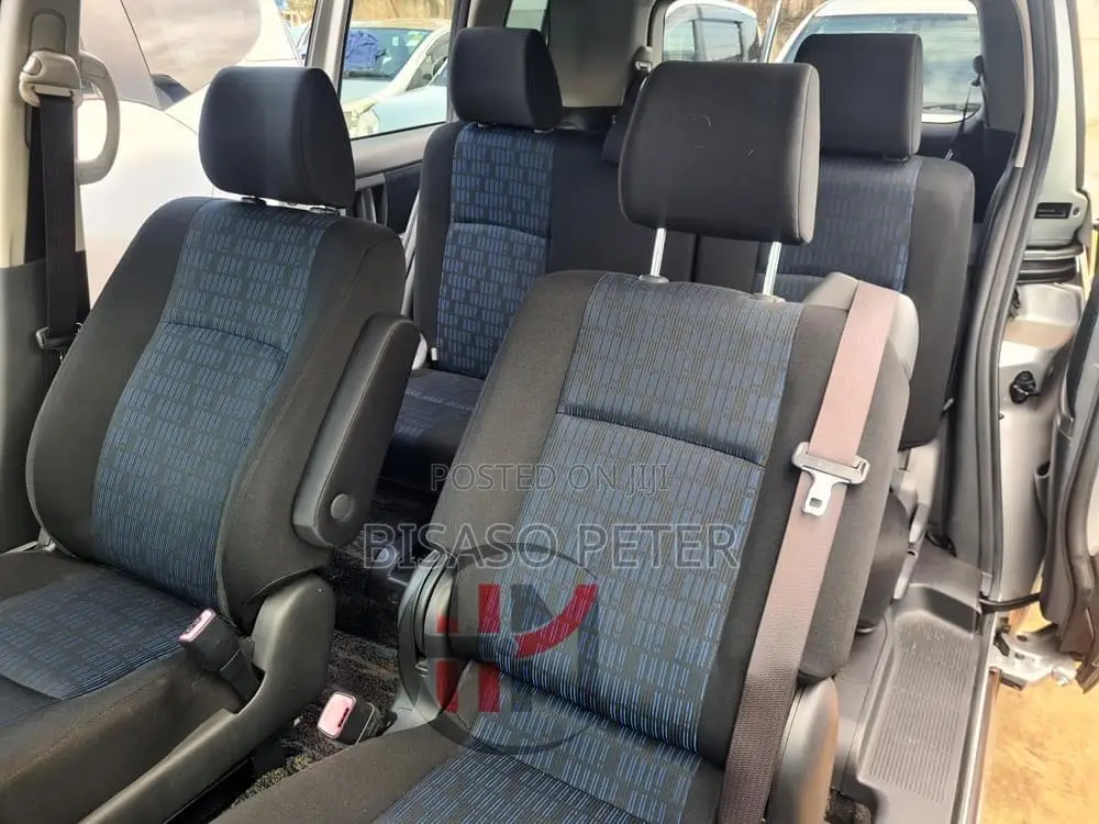 Toyota ISIS 1.8 L 2WD 2014 Silver