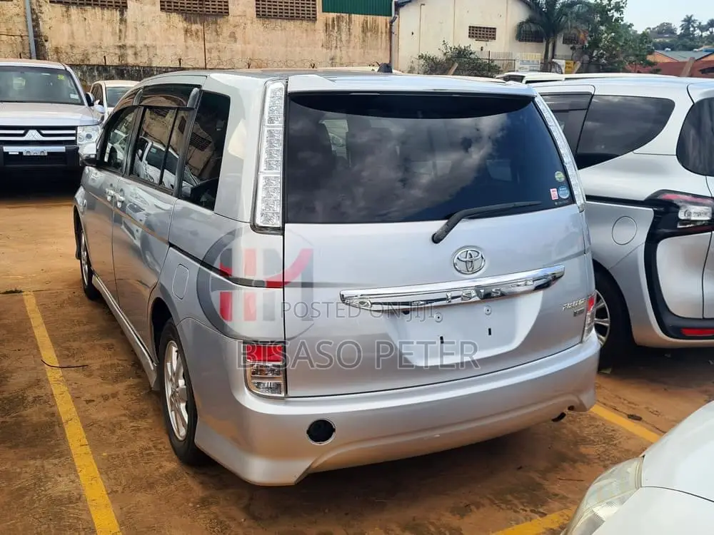 Toyota ISIS 1.8 L 2WD 2014 Silver