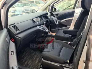 Toyota ISIS 1.8 L 2WD 2014 Silver