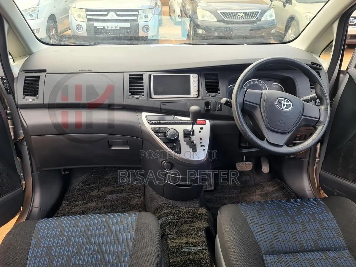 Toyota ISIS 1.8 L 2WD 2014 Silver