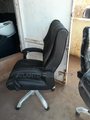 Black Plastic Arms Leather Office Chair.