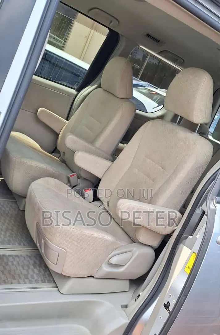 Toyota Noah 2.0 143hp FWD (8 Seater) 2011 Silver