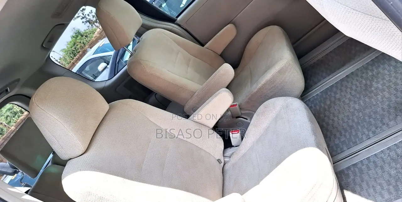Toyota Noah 2.0 143hp FWD (8 Seater) 2011 Silver