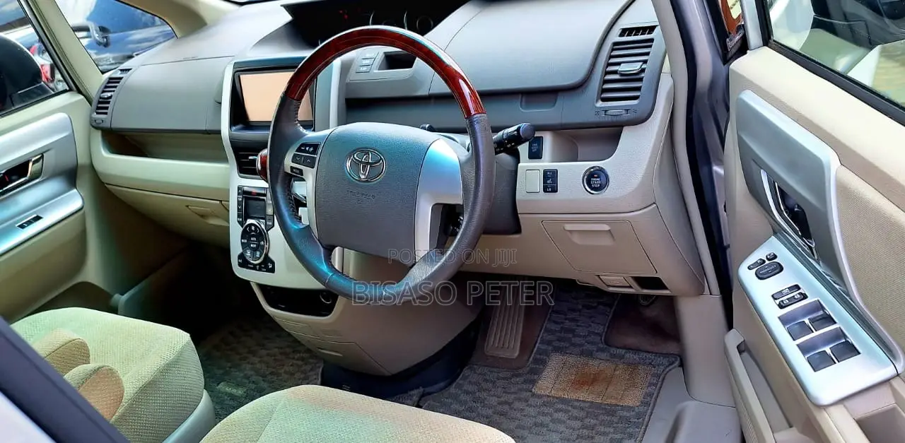 Toyota Noah 2.0 143hp FWD (8 Seater) 2011 Silver