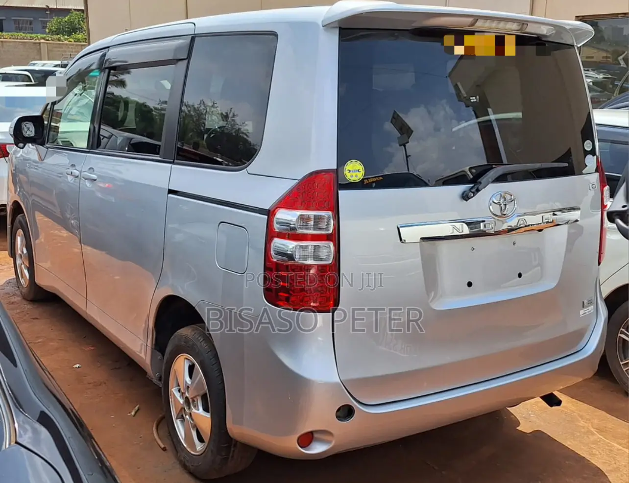 Toyota Noah 2.0 143hp FWD (8 Seater) 2011 Silver