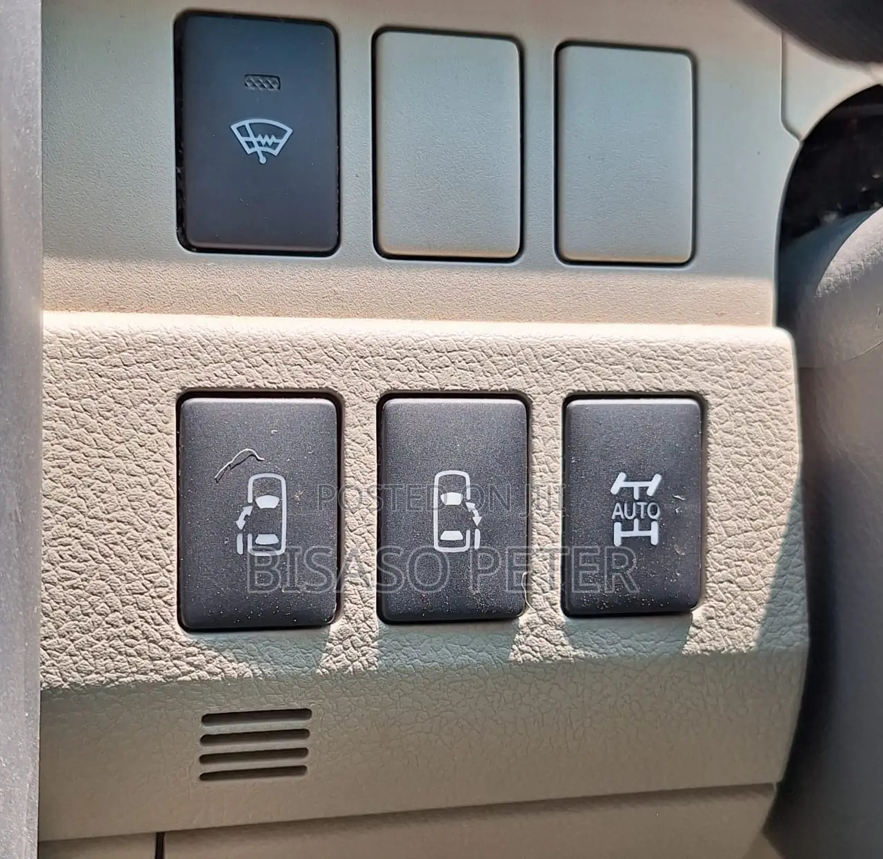 Toyota Noah 2.0 143hp FWD (8 Seater) 2011 Silver