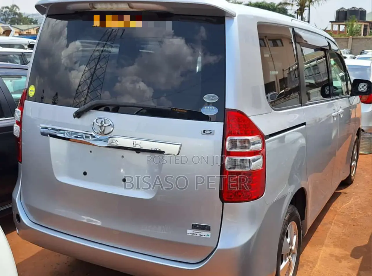 Toyota Noah 2.0 143hp FWD (8 Seater) 2011 Silver