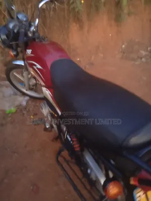 TVS HLX 125 2023 Red
