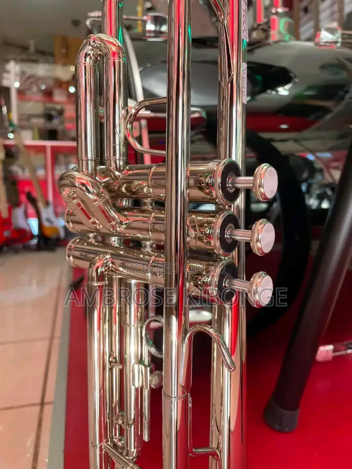 Original YAMAHA Professional Trumpet With FREE Accessories.