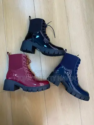 Ladhesive Boots